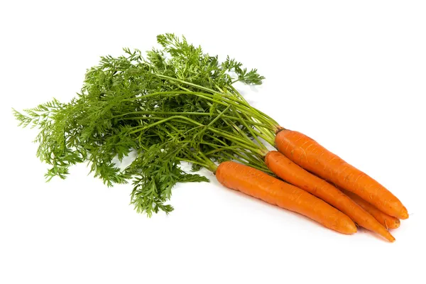 Куча свежей моркови, изолированные на белом фоне — стоковое фото