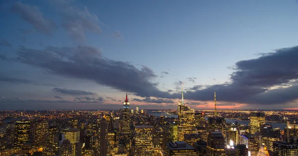 Нью-Йорк Сити - 9 марта: Небоскребы огни освещают вверх Манхэттен — стоковое фото