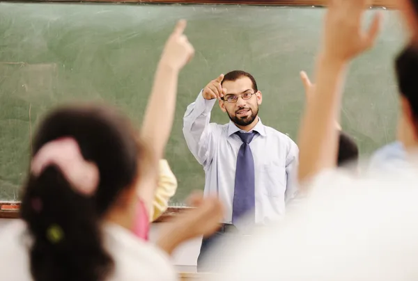 Арабский дети в школе, классе именно учителем — стоковое фото