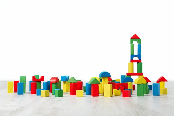 Игрушка стандартных блоков по полу в белом пустом интерьере. дети — стоковое фото