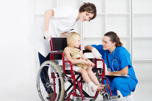 Врач, медсестра и пациент маленькая девочка — стоковое фото