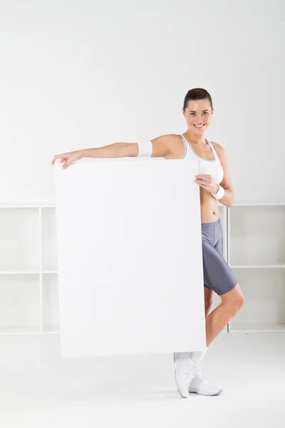 Фитнес женщина, держащая белая доска — стоковое фото