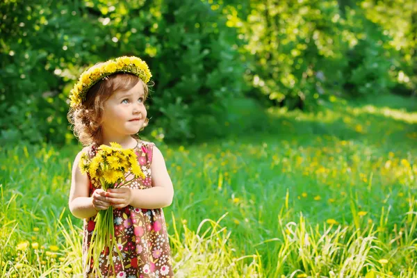 Девочка с цветочным главным венком — стоковое фото