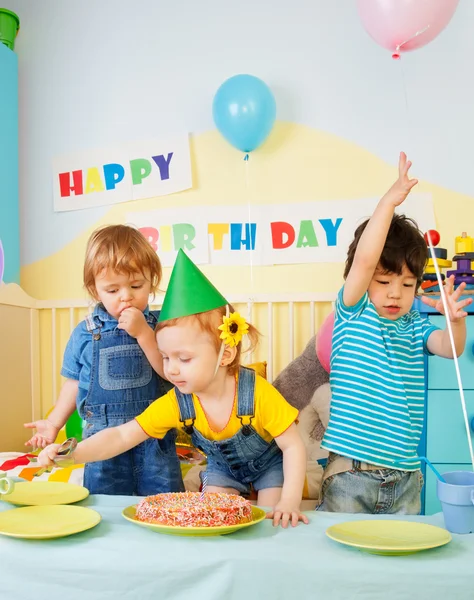 Три дети весело на день рождения участника — стоковое фото