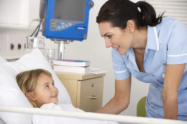 Медсестра с пациентом на кровати — стоковое фотC