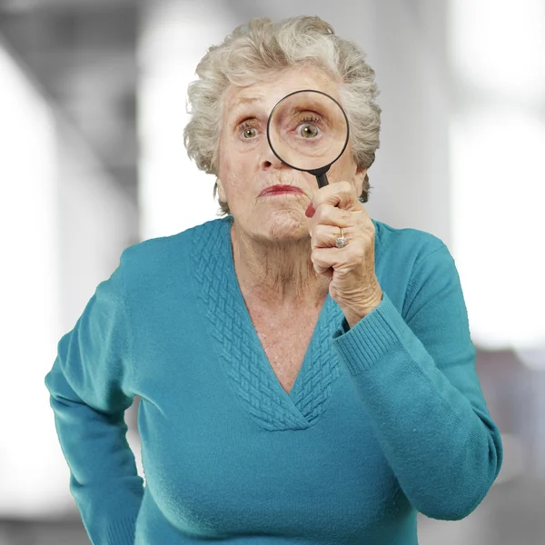 Портрет Старшие женщины, смотрит через увеличительное стекло, ind — стоковое фото