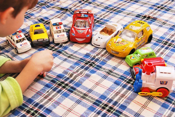 Дети и игрушки — стоковое фото