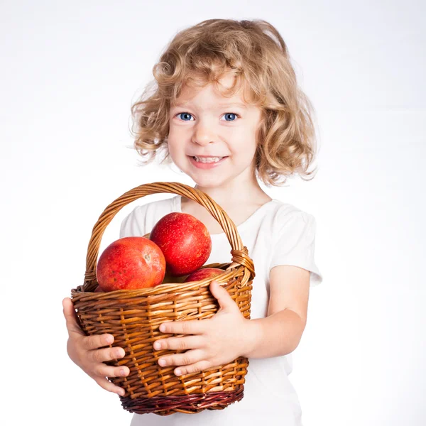 Ребенок с корзиной яблок — стоковое фото