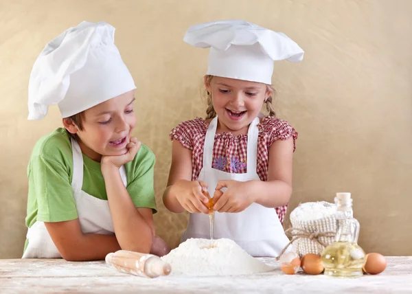 Дети, готовит тесто для печенья, пиццы или макароны — стоковое фото