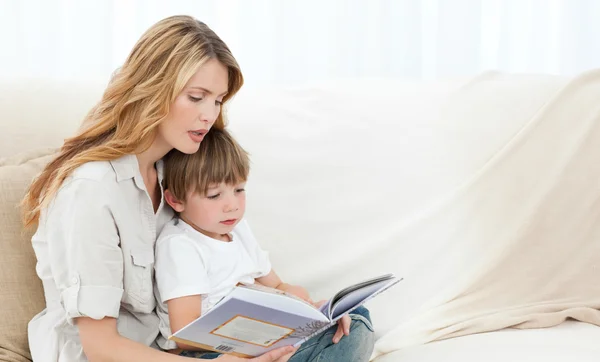 Мать, чтение с сыном — стоковое фото