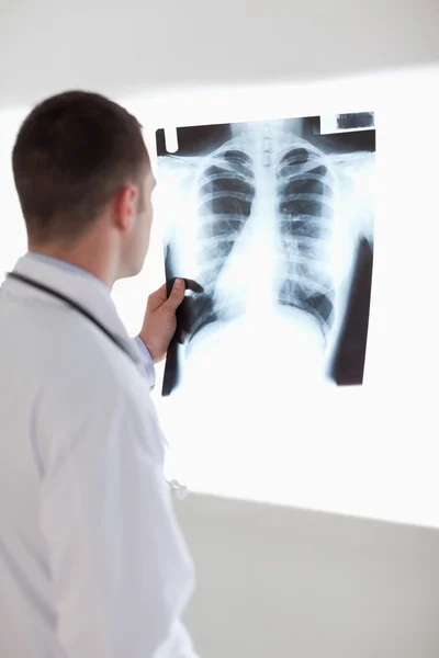 Врач с рентгеном в руках — стоковое фото