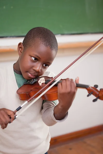 Портрет школьник играть на скрипке — стоковое фото