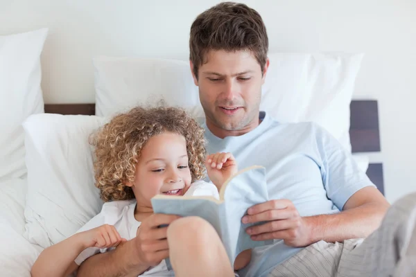 Отец, читающий историю для ребенка — стоковое фото