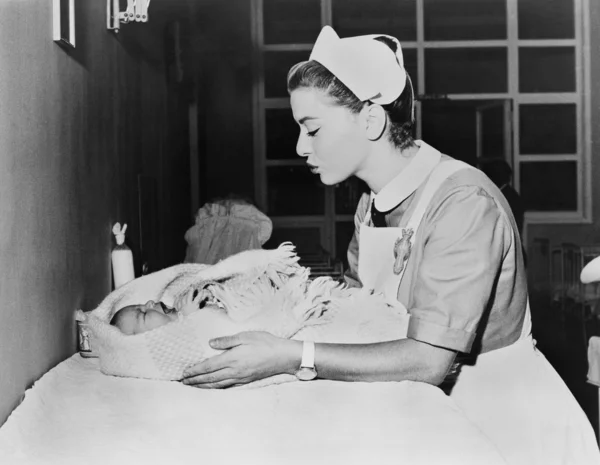 Медсестра с плач ребенка — стоковое фото