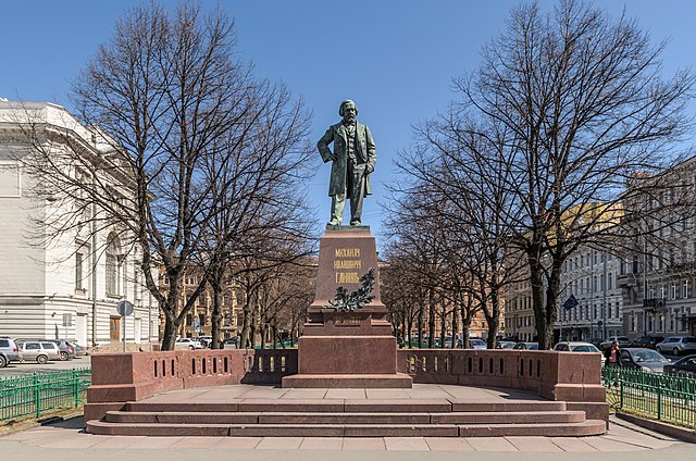 Монумент Глинке на Театральной площади рядом с Мариинским театром и консерваторией в Санкт-Петербурге