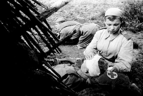 Санинструктор Н-ской части старший сержант Пономарева В. перевязывает раненого младшего лейтенанта Смирнова Н.С. 1943. РГАКФД