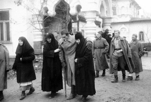 Прибытие раненых в госпиталь, расположенный в Покровском монастыре. Киев, 1943. РГАКФД