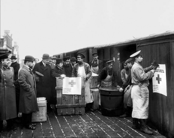 Погрузка медикаментов и санитарного оборудования, доставленных с Главного склада РОКК в вагоны для отправки. Санкт-Петербург. 1912–1913